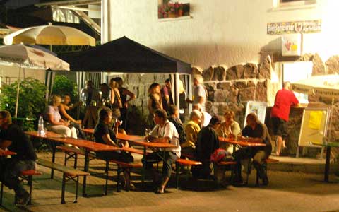 Bild vom Weinausschank am Abend des 4. Juli 2010